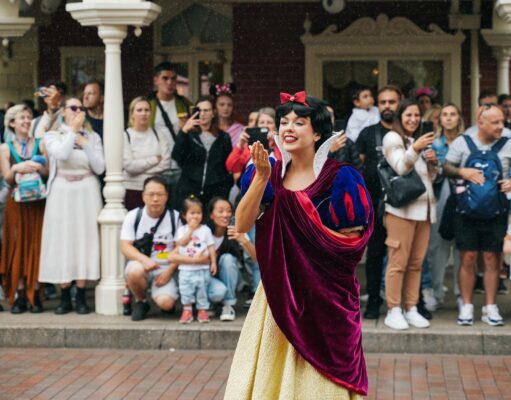 La mode à Disneyland Paris: événements et collaborations ITWS – Découvrez les tendances en cours! Femme portant des chaussures de marque ITWS dans Disneyland Paris en train de visiter une exposition de mode