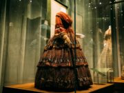 Paris: l’exposition «Africa Fashion» honorant la mode marocaine au Quai Branly Vibrant Marrakech-inspired outfits showcased at Africa Fashion exhibition in Paris