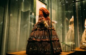Paris: l’exposition «Africa Fashion» honorant la mode marocaine au Quai Branly Vibrant Marrakech-inspired outfits showcased at Africa Fashion exhibition in Paris