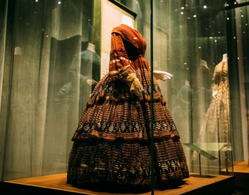 Paris: l’exposition «Africa Fashion» honorant la mode marocaine au Quai Branly Vibrant Marrakech-inspired outfits showcased at Africa Fashion exhibition in Paris