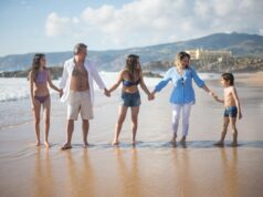 Algérie adopte sa nouvelle politique des visas pour stimuler l’influx touristique international famille voyagant en Algérie avec passports et visa