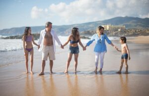 Algérie adopte sa nouvelle politique des visas pour stimuler l’influx touristique international famille voyagant en Algérie avec passports et visa