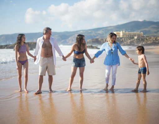 Algérie adopte sa nouvelle politique des visas pour stimuler l’influx touristique international famille voyagant en Algérie avec passports et visa