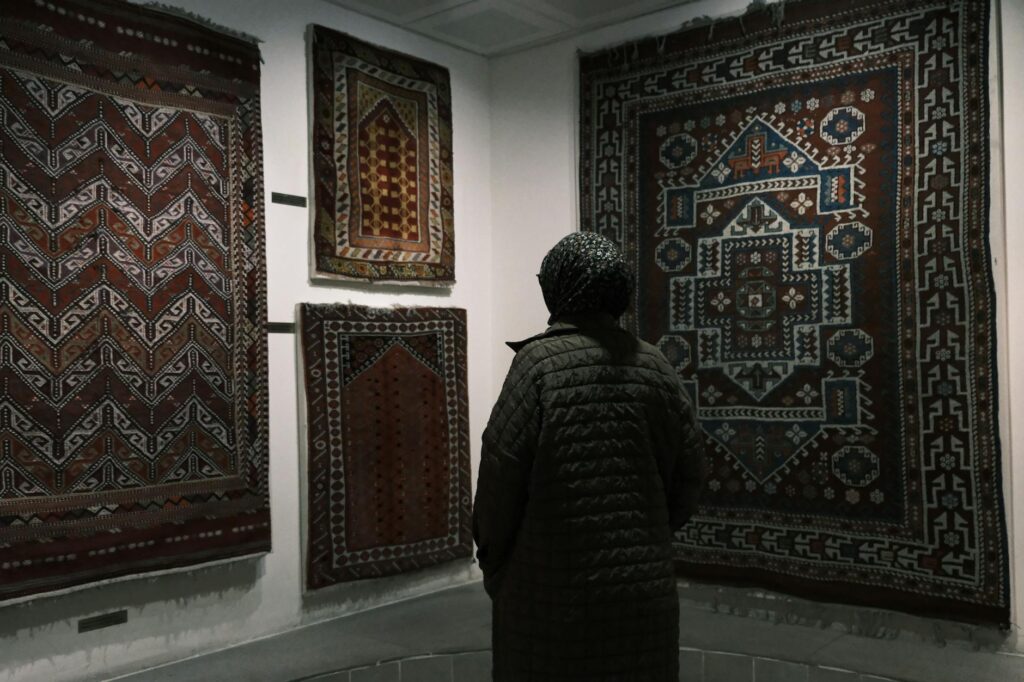 L’artiste Zahira Tigtate présente ‘L’Art de vivre Amazigh’ : Une exposition qui met en lumière la culture berbère à Drancy CCF