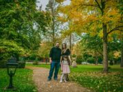 L’immigration maghrébine en France : le nouvel équilibre démographique Maghrebi family immigrating to France, symbolizing the growing trend of North African immigration