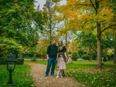 L’immigration maghrébine en France : le nouvel équilibre démographique Maghrebi family immigrating to France, symbolizing the growing trend of North African immigration