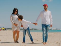 La Tunisie, nouvelle rivale du Maroc dans le tourisme en 2025 Family enjoying a Tunisian beach during sunset, Tunisia becoming top tourist destination