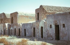 Oasis du Maghreb : patrimoine culturel et développement durable Famille explorant l'oasis de Tataouine au Maghreb