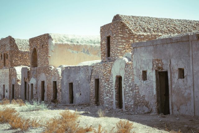Famille explorant l'oasis de Tataouine au Maghreb