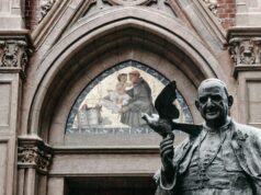 Plaidoyer du Pape pour une Société Civile Libre en Algérie : Un appel à la diaspora maghrébine Pope Francis addressing a crowd in Algeria, advocating for a free civil society