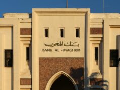 La Banque mondiale et la réforme des systèmes sociaux au Maroc : un aperçu détaillé World Bank advisors discussing social reform with Moroccan officials at a meeting table