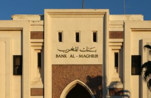 La Banque mondiale et la réforme des systèmes sociaux au Maroc : un aperçu détaillé World Bank advisors discussing social reform with Moroccan officials at a meeting table