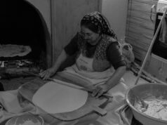 Tout savoir sur les msemen : la pâte phyllo du Maghreb Woman making Tunisian Msemen with phyllo dough