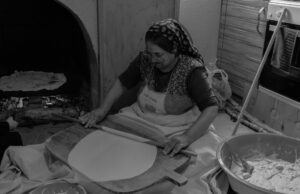 Tout savoir sur les msemen : la pâte phyllo du Maghreb Woman making Tunisian Msemen with phyllo dough