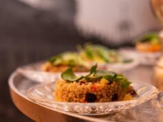 Révélation culinaire : Le Couscous, le restaurant algérien en tête des nouvelles trouvailles du Parisien Famille algérienne au restaurant Couscous en Paris, mangent le plat national algérien dans un établissement populaire