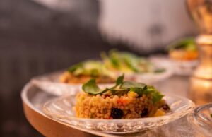 Révélation culinaire : Le Couscous, le restaurant algérien en tête des nouvelles trouvailles du Parisien Famille algérienne au restaurant Couscous en Paris, mangent le plat national algérien dans un établissement populaire