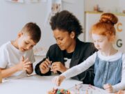Kafui, l’assistante de langue originaire du Ghana partage sa culture avec les enfants en France Ghanaian assistant Kafui sharing Ghanéenne culture with French school children