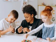 Kafui, l’assistante de langue originaire du Ghana partage sa culture avec les enfants en France Ghanaian assistant Kafui sharing Ghanéenne culture with French school children