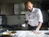 Mohamed Cheikh, la voix de la cuisine algérienne après sa victoire à Top Chef Mohamed Cheikh, winner of Top Chef France, serving traditional Algerian dishes
