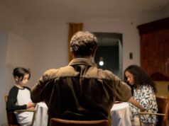 Les M’Babbouze : Jamel Debbouze et Kylian Mbappé réunis avec leur famille au Maroc Jamel Debbouze, Kylian Mbappe et leurs familles réunis autour d'une table de cuisine marocaine