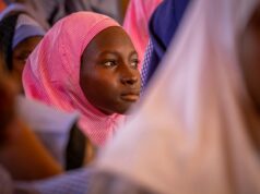 La loi anti-fessée : cinq obstacles à surmonter en France Femme portant un foulard islamique devant une école française