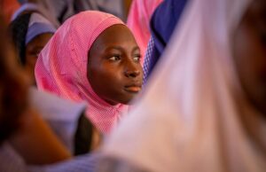 La loi anti-fessée : cinq obstacles à surmonter en France Femme portant un foulard islamique devant une école française