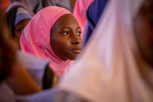 Femme portant un foulard islamique devant une école française