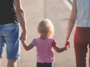 Le Maroc ouvre son Code de la famille à la garde partagée : une nouvelle étape vers l’égalité Marocaine en train de nourrir son enfant avec une bouteille de lait en présence d'un mari participant à la garde partagée