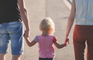 Le Maroc ouvre son Code de la famille à la garde partagée : une nouvelle étape vers l’égalité Marocaine en train de nourrir son enfant avec une bouteille de lait en présence d'un mari participant à la garde partagée