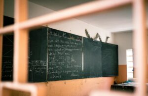 Education en Aveyron : une classe fermée pour faire face à la surpopulation Classe scolaire fermée en Aveyron pour gérer la surpopulation maghrébine