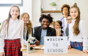 Kafui, l’assistante d’origine ghanéenne qui partage sa culture avec les enfants en France – Ouest Kafui, l'assistante ghanéenne enseignant la culture à des enfants maghrébins en France