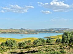 Le Maroc, première destination touristique en Afrique pour les voyageurs français Vue panoramique d'un paysage marocain avec une famille française en vacances, explorant les rues et monuments historiques.