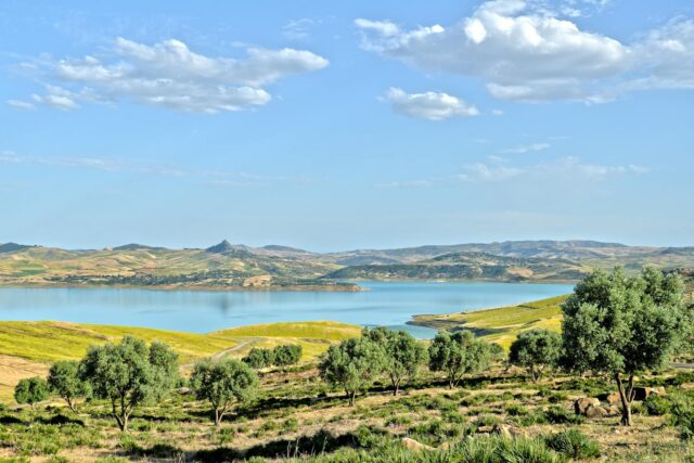 Vue panoramique d'un paysage marocain avec une famille française en vacances, explorant les rues et monuments historiques.