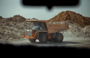Algérie : Tala Hamza, un projet de zinc potentiellement rentable en discussion pour son financement Algerian Tala Hamza zinc mine project with workers and machinery