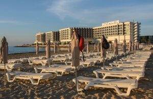 Tunisie : la nouvelle rivale du Maroc pour le tourisme en 2025 selon la presse française Tunisian beach resort attracting international tourists in 2025