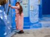 Chefchaouen : nouvelle capitale de la mode au Maroc? Woman wearing traditional Chefchaouen fashion in a colorful street