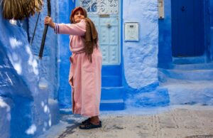 Chefchaouen : nouvelle capitale de la mode au Maroc? Woman wearing traditional Chefchaouen fashion in a colorful street
