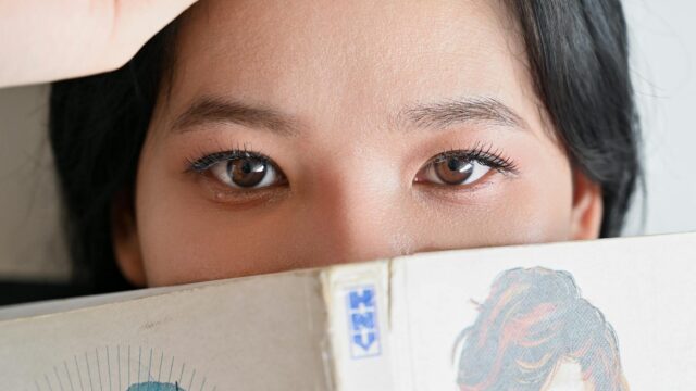 Manga Marocain F'lmdina: Une jeune femme marocaine regardant un manga original