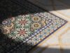 Zellige traditionnel marocain : défense au patrimoine culturel par l’UNESCO Femme marocaine travaillant à la fabrication de zellige