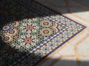 Zellige traditionnel marocain : défense au patrimoine culturel par l’UNESCO Femme marocaine travaillant à la fabrication de zellige