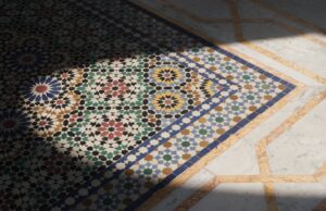 Zellige traditionnel marocain : défense au patrimoine culturel par l’UNESCO Femme marocaine travaillant à la fabrication de zellige