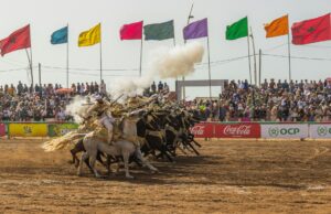 55e édition du Festival national des arts populaires : Marrakech dans la tradition marocaine 55th National Popular Arts Festival in Marrakech crowded with locals and tourists enjoying traditional performances