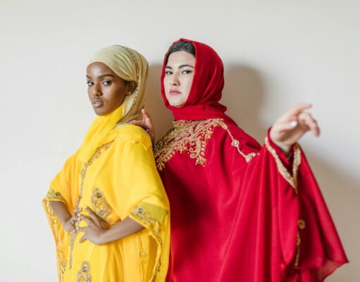 Les créations fluides de Fatma Ben Abdallah : la mode maghrébine en pleine évolution Fluid creations by Fatma Ben Abdallah showcasing contemporary Maghrebin fashion with respect for cultural heritage