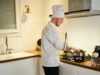 Mahdi Abid : Le chef algérien qui fait parler d’elle à Paris Mahdi Abid, chef algérien en train de préparer une recette à Paris