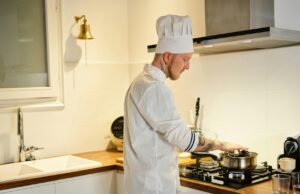 Mahdi Abid : Le chef algérien qui fait parler d’elle à Paris Mahdi Abid, chef algérien en train de préparer une recette à Paris