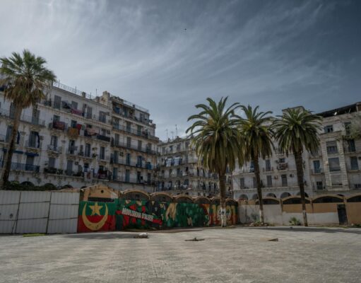 Voyage en Algérie : l’humoriste français partage son expérience comique French comedian in Algeria, sharing humorous experiences