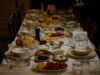 Recettes maghrébines pour Ramadan 2026 : 50 idées de dégustation pour un repas gourmand Familie arabo-berbère à la table pour le ramadan, serviettes blanches sur la table, bouffe de couscous accompagné d'un plat e