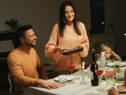 Carême et Ramadan : la cuisine en lumière du jeûne des chrétiens et des musulmans Famille musulmane et chrétienne réunies autour d'une table de cuisine en période de Carême et de Ramadan