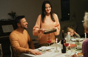 Carême et Ramadan : la cuisine en lumière du jeûne des chrétiens et des musulmans Famille musulmane et chrétienne réunies autour d'une table de cuisine en période de Carême et de Ramadan