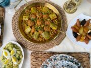 Ramadan 2026 : 10 recettes saines et savoureuses pour la première journée Algerian family gathering around a table with healthy Ramadan recipes